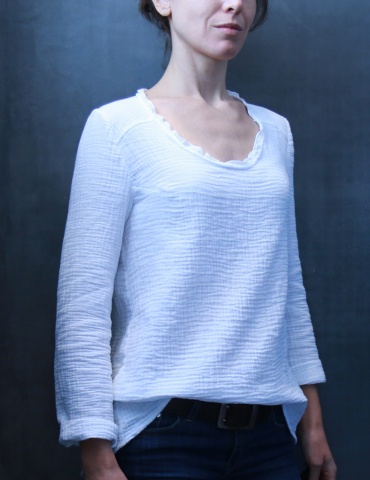 Bohème blouse in white double gauze, front view American shot