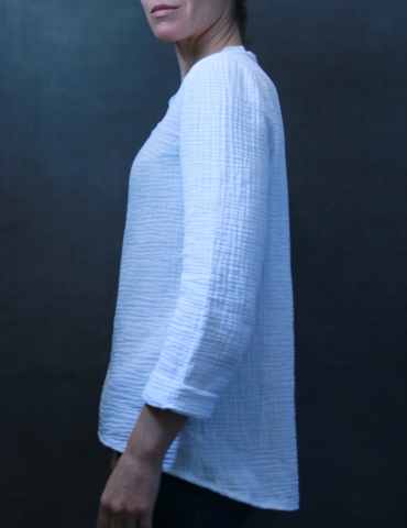 Bohème blouse in white double gauze, profile view American shot