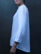 sewing pattern Bohème blouse in white double gauze, profile view American shot