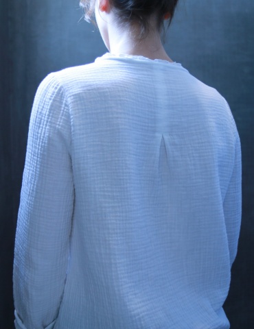 Bohème blouse in white double gauze, back view American shot