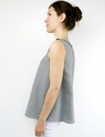 Alizé tank top with neckline flounce, in grey linen, profile view