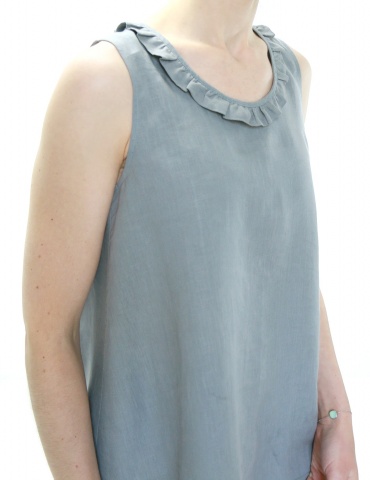 Alizé tank top with neckline flounce, in grey linen, front view focus on the neckline